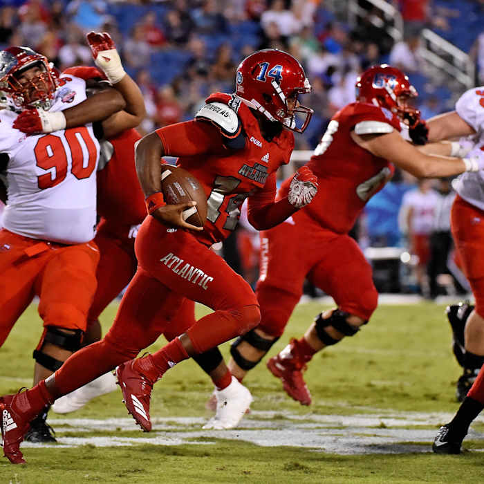 quarterback De'Andre Johnson (14)