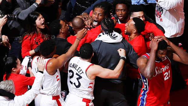 kawhi-leonard-raptors-sixers.jpg