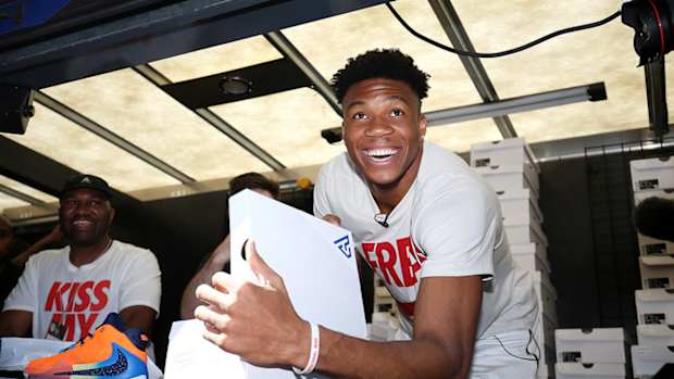 giannis-nike-freak-1-lead-signature.jpg
