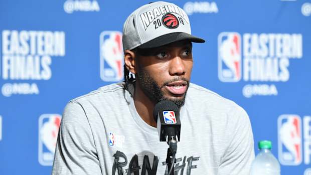 kawhi-leonard-raptors-podium.jpg