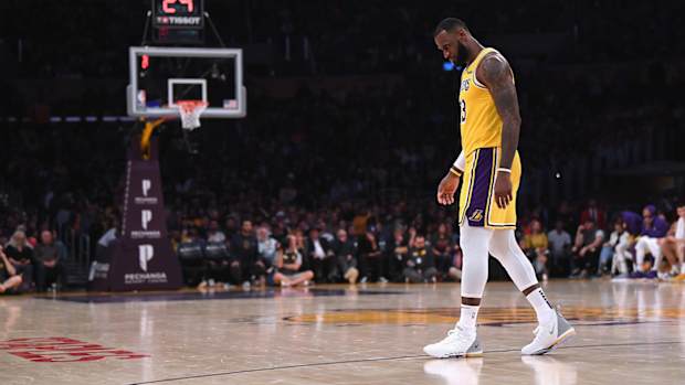 lebron-james-lakers-lose-lead.jpg
