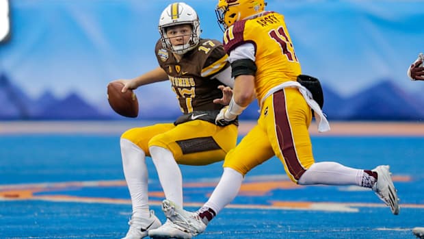 mmqb-josh-allen-pressured.jpg