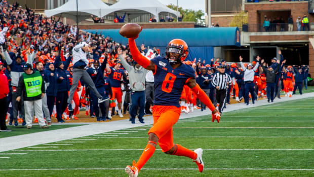 Illinois Fighting Illini defensive back Nate Hobbs (8) runs in for a touchdown against Rutgers during the second half at Memorial Stadium.