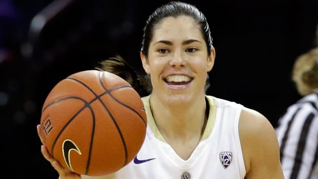 kelsey-plum-scoring-record.jpg