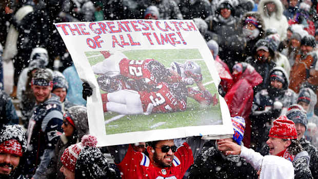 patriots-falcons-edelman-sign.jpg