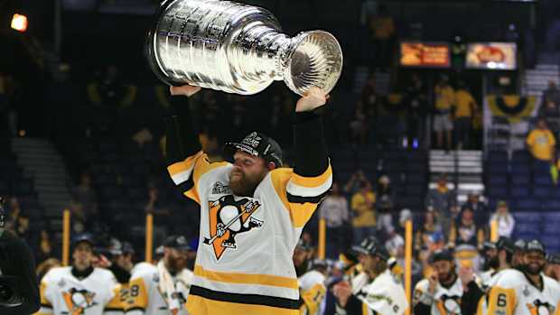 phil-kessel-signs-baby.jpg