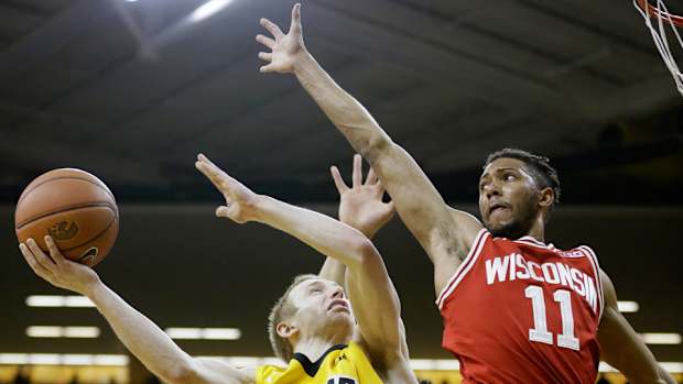 wisconsin-badgers-upsets-iowa-hawkeyes-big-ten-standings-postseason.jpg