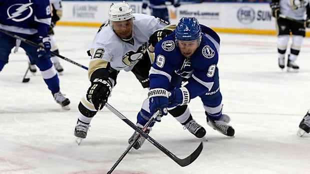 Penguins-Lightning-Mike-Carlson.jpg