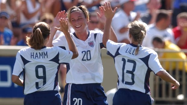 abby-wambach-mia-hamm-fifa-award.jpg