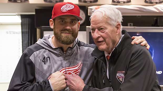 red-wings-fans-sing-happy-birthday-to-gordie-howe-960.jpg