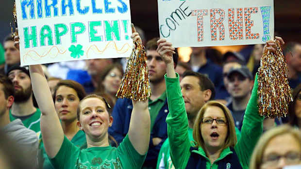Notre-Dame-Fighting-Irish-fans-X159456_TK1_3202.jpg