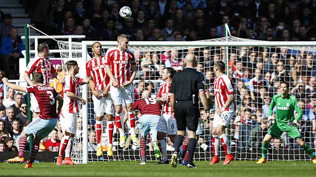 aaron-cresswell-west-ham-free-kick-goal.jpg