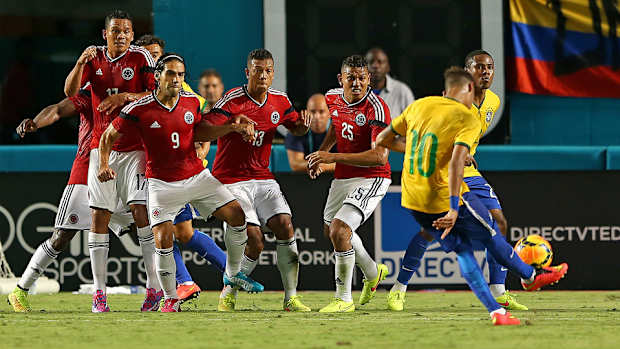 neymar-colombia-friendly-kick