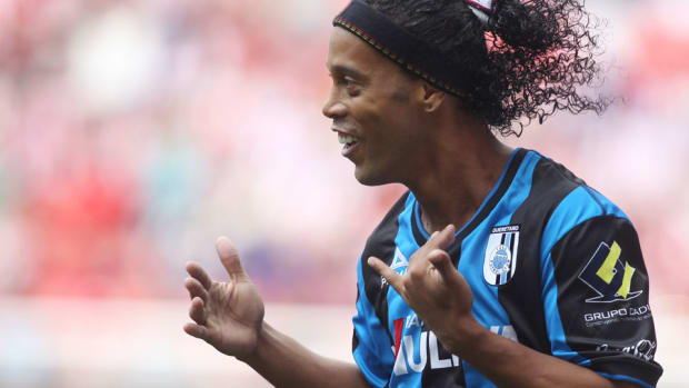 Ronaldinho queretaro chivas