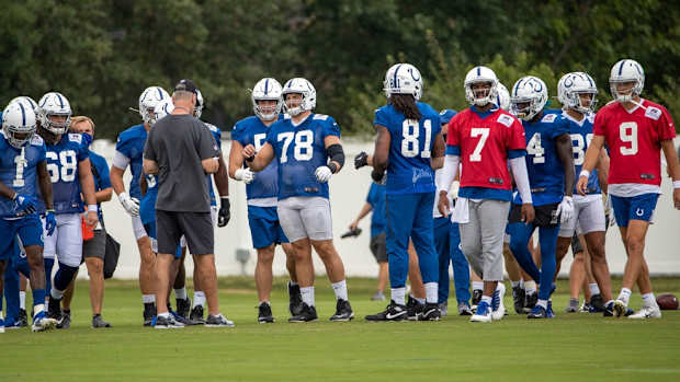 Indianapolis Colts head coach Frank Reich (gray shirt) talks to players during Thursday's final preseason practice.