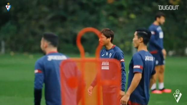 Yoshinori Muto having fun in training