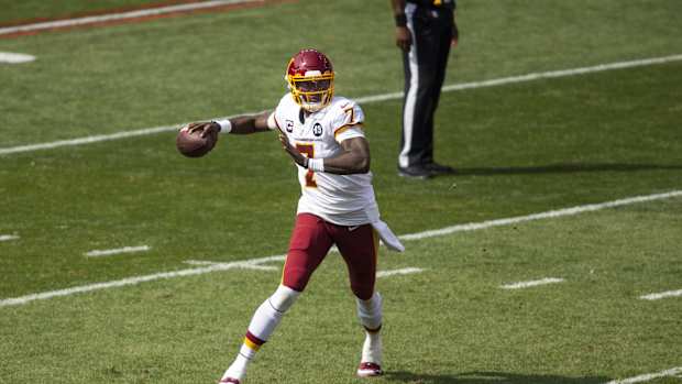 Haskins Throw Cleve © Scott Galvin-USA TODAY Sports