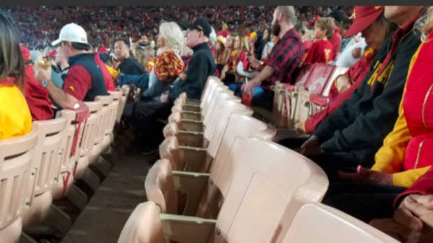 COLISEUM.EMPTY.ROW