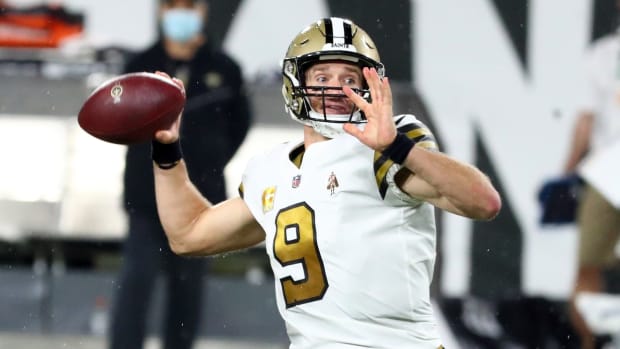 Drew Brees throws a pass