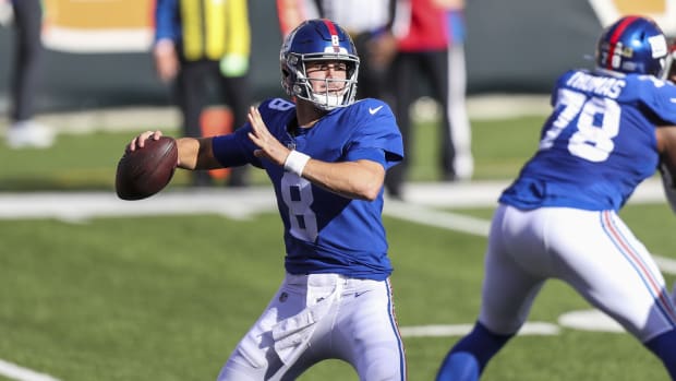 Nov 29, 2020; Cincinnati, Ohio, USA; New York Giants quarterback Daniel Jones (8) throws a pass against the Cincinnati Bengals in the first half at Paul Brown Stadium.