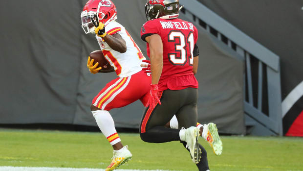 Nov 29, 2020; Tampa, Florida, USA; Kansas City Chiefs wide receiver Tyreek Hill (10) runs the ball for a touchdown ahead of Tampa Bay Buccaneers strong safety Antoine Winfield Jr. (31) during the first half at Raymond James Stadium. Mandatory Credit: Kim Klement-USA TODAY Sports