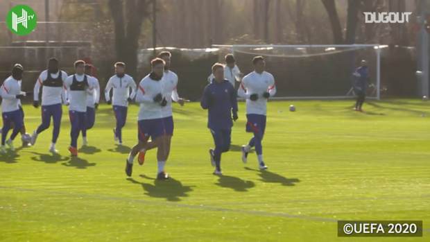 Chelsea in training before facing Sevilla