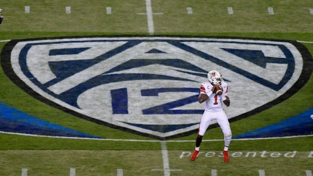 Dec 6, 2019; Santa Clara, CA, USA; Utah Utes quarterback Tyler Huntley (1) looks to pass against the Oregon Ducks during the first half of the Pac-12 Conference championship game at Levi's Stadium.