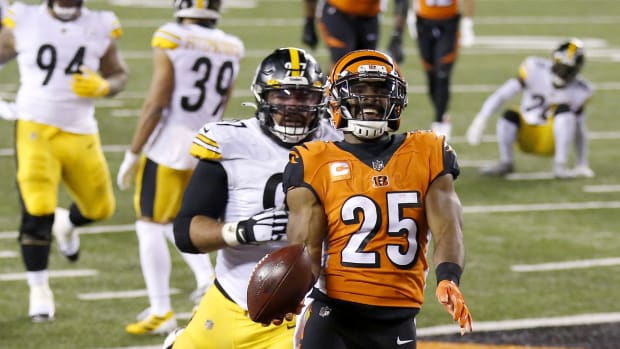 Dec 21, 2020; Cincinnati, Ohio, USA; Cincinnati Bengals running back Giovani Bernard (25) runs past Pittsburgh Steelers defensive end Cameron Heyward (97) for the touchdown during the second quarter at Paul Brown Stadium. Mandatory Credit: Joseph Maiorana-USA TODAY Sports