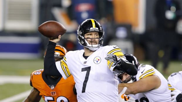 Dec 21, 2020; Cincinnati, Ohio, USA; Pittsburgh Steelers quarterback Ben Roethlisberger (7) drops to throw during the first quarter against the Cincinnati Bengals at Paul Brown Stadium. Mandatory Credit: Joseph Maiorana-USA TODAY Sports