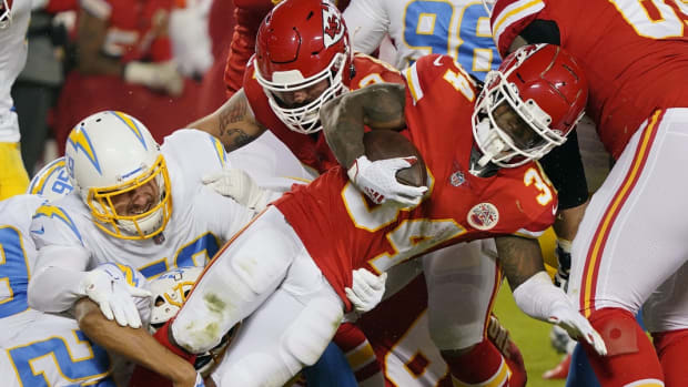Jan 3, 2021; Kansas City, Missouri, USA; Kansas City Chiefs running back Darwin Thompson (34) runs the ball against Los Angeles Chargers outside linebacker Nick Vigil (59) during the second half at Arrowhead Stadium. Mandatory Credit: Jay Biggerstaff-USA TODAY Sports