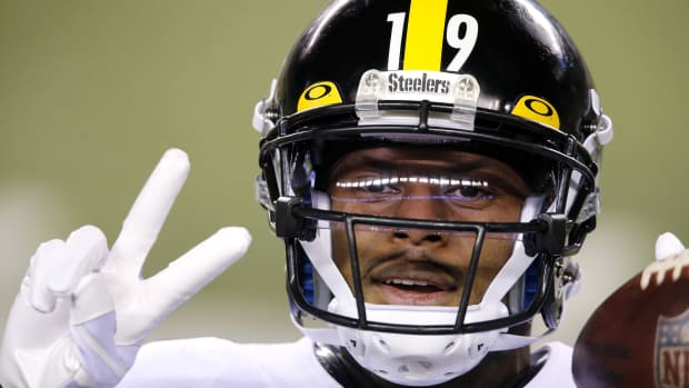 Dec 21, 2020; Cincinnati, Ohio, USA; Pittsburgh Steelers wide receiver JuJu Smith-Schuster (19) warms up before the game against the Cincinnati Bengals at Paul Brown Stadium. Mandatory Credit: Joseph Maiorana-USA TODAY Sports