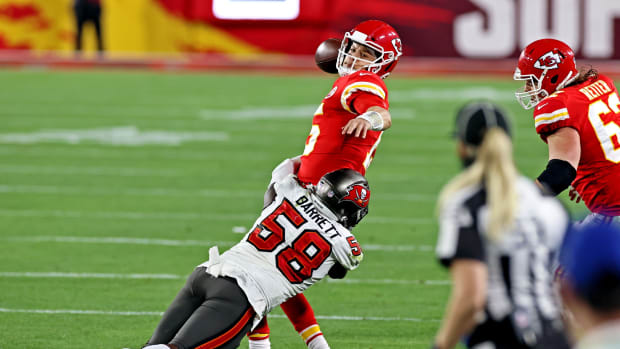 Feb 7, 2021; Tampa, FL, USA; Kansas City Chiefs quarterback Patrick Mahomes (15) throws a pass under pressure from Tampa Bay Buccaneers outside linebacker Shaquil Barrett (58) during the fourth quarter in Super Bowl LV at Raymond James Stadium. Mandatory Credit: Matthew Emmons-USA TODAY Sports