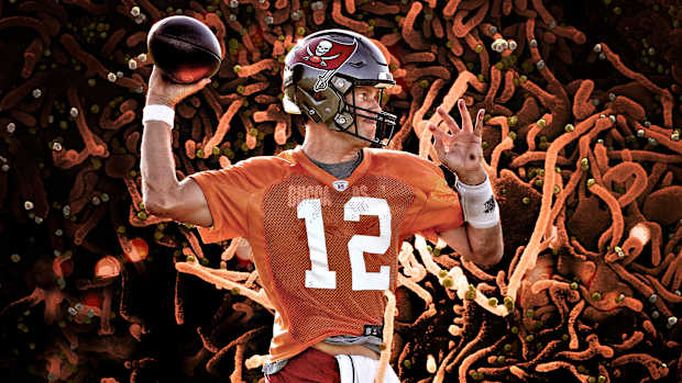 Tom Brady signs with Bucs during start of COVID pandemic
