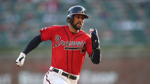 Nick Markakis runs to third base against the Cardinals in Game 2 of the 2019 NLDS