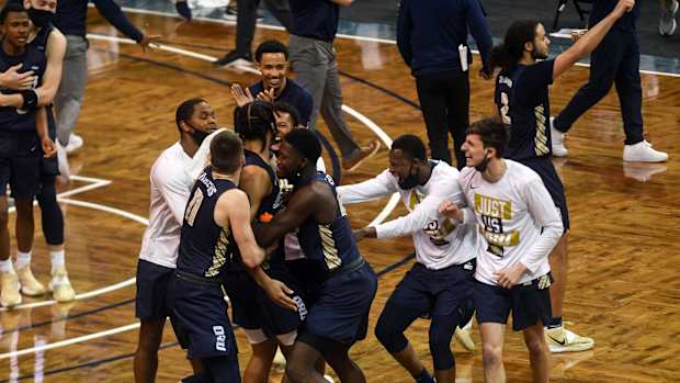 Oral-Roberts-Team