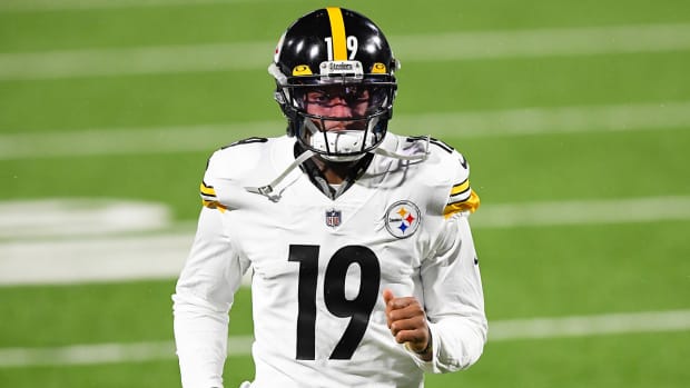JuJu Smith-Schuster warms up before a game
