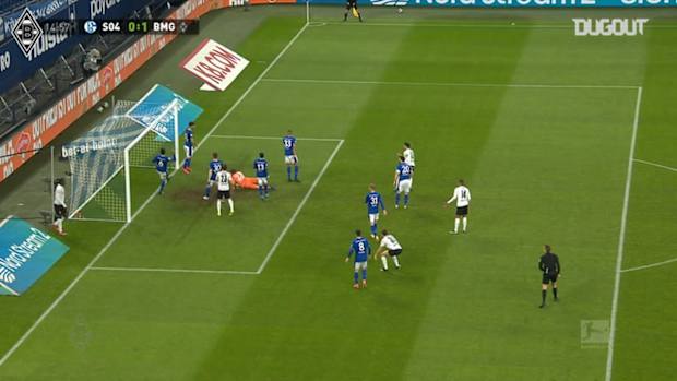Stindl helps Gladbach hammer Schalke