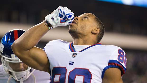 Dec 22, 2016; Philadelphia, PA, USA; New York Giants wide receiver Victor Cruz (80) points to the sky before a game against the Philadelphia Eagles at Lincoln Financial Field.