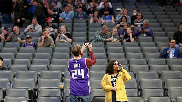 Fans Pelicans Kings
