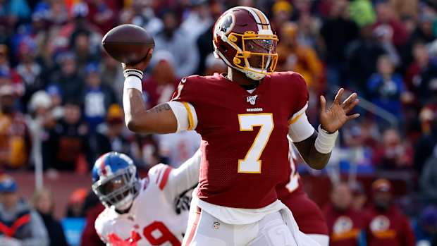 Dwayne Haskins throws a pass