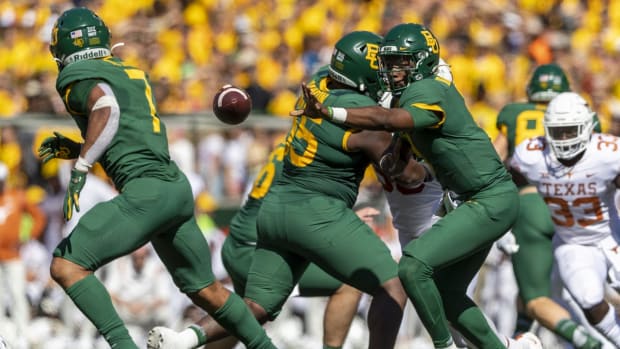 Oct 30, 2021; Waco, Texas, USA; Baylor Bears quarterback Gerry Bohanon (11) makes a toss to running back Abram Smith (7) against Texas Longhorns in the second half of an NCAA football game at McLane Stadium. Mandatory Credit: Stephen Spillman-USA TODAY Sports