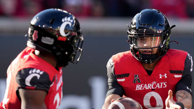 Cincinnati Bearcats quarterback Desmond Ridder (9) tosses the ball to Cincinnati Bearcats running back Jerome Ford (24) on a carry in the first quarter during an NCAA football game against the Tulsa Golden Hurricane, Saturday, Nov. 6, 2021, at Nippert Stadium in Cincinnati.

Tulsa Golden Hurricane At Cincinnati Bearcats Nov 6