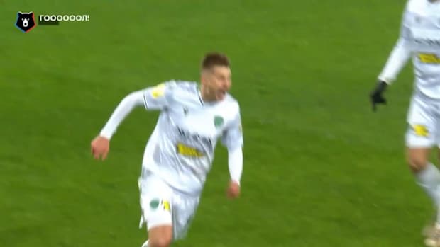 Polyarus' incredible goal against Lokomotiv Moscow