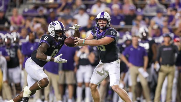 Oct 23, 2021; Fort Worth, Texas, USA; TCU Horned Frogs quarterback Max Duggan (15) hands the ball of to TCU Horned Frogs running back Zach Evans (6) during the second quarter against the West Virginia Mountaineers at Amon G. Carter Stadium. Mandatory Credit: Ben Queen-USA TODAY Sports