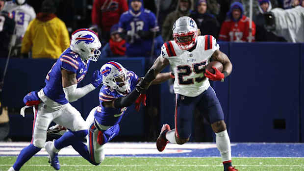 Patriots running back Brandon Bolden gets outside the Buffalo defense