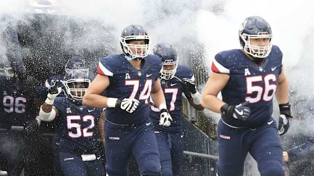 uconn football 2022 team