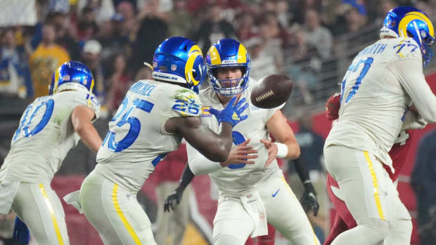 Dec 13, 2021; Glendale, Arizona, USA; Los Angeles Rams quarterback Matthew Stafford (9) pitches the ball to Los Angeles Rams running back Sony Michel (25) against the Arizona Cardinals during the second quarter at State Farm Stadium. Mandatory Credit: Michael Chow-Arizona Republic

Nfl Los Angeles Rams At Arizona Cardinals