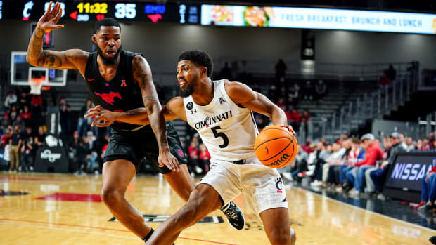 Cincinnati Bearcats guard David DeJulius (5) drives to the basket as Southern Methodist Mustangs forward Marcus Weathers (50) defends in the first half of an NCAA men s college basketball game, Friday, Jan. 7, 2022, at Fifth Third Arena in Cincinnati. The Cincinnati Bearcats defeated the Southern Methodist Mustangs, 77-60. Southern Methodist Mustangs At Cincinnati Bearcats Jan 6 Smu