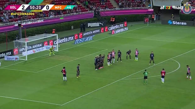 Amazing free kick from Alexis Vega