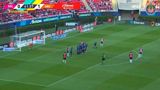 Alexis Vega scores his second free-kick goal in 2022 Clausura